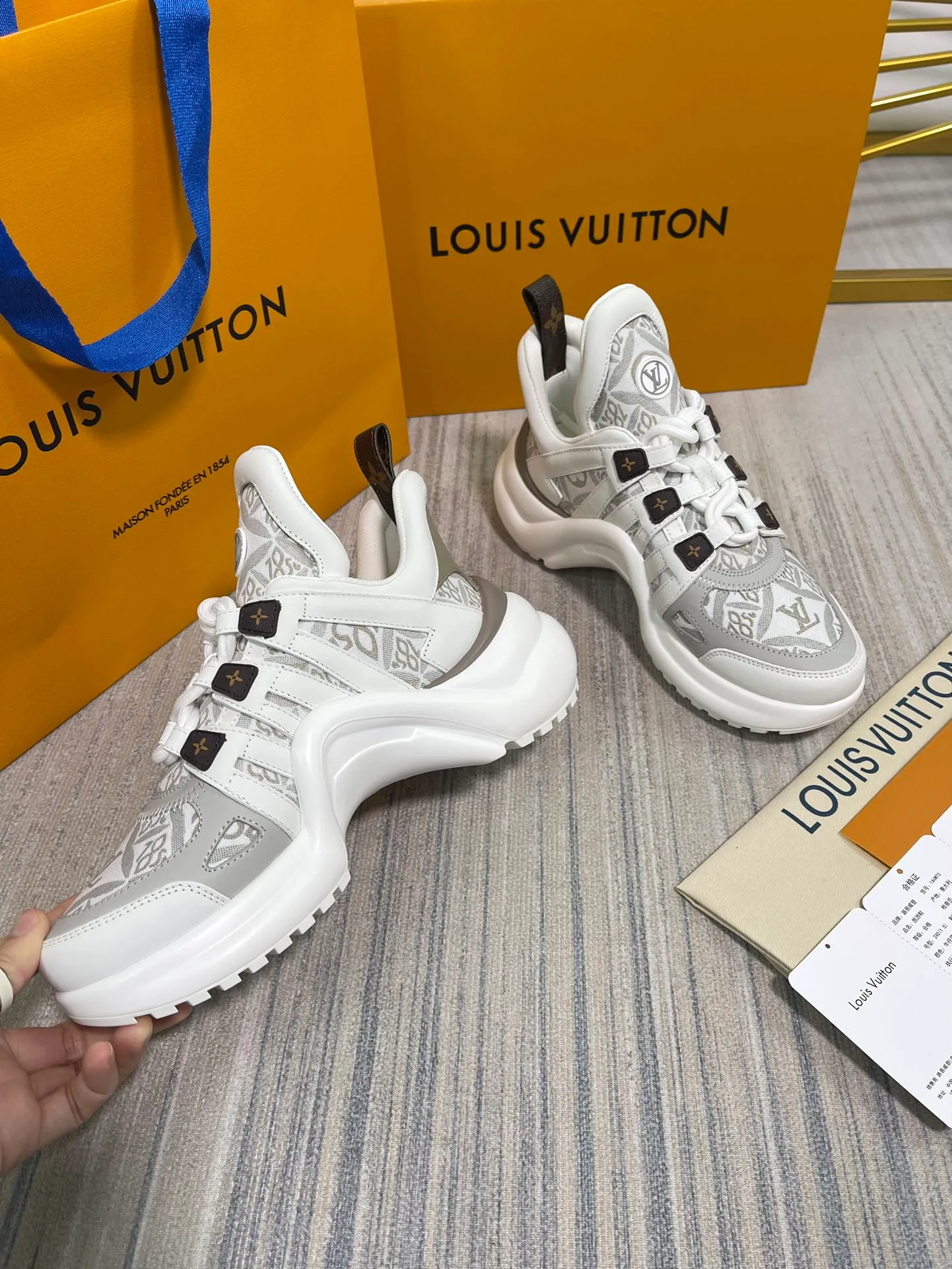 👟👟Ex-factory price👟👟Ex-factory price 720👟👟 Louis Vuitton 2022ss LV’s new Archlight series new color matching dad shoes. The boss ordered three pairs of yb shoes at the first time. The counters are not on sale. We are definitely the first to get the authentic products developed by the entire network. The material of each color matching is exclusively customized from the original version, which is consistent with the authentic product. The sole is YB molded high-elastic foam sole. The mold fee is as high as tens of thousands. The upper is made of high-tech fabric to create a soft and elastic upper. The materials and methods are consistent with YB. 35-40 (40.41 can be customized without return or exchange)
